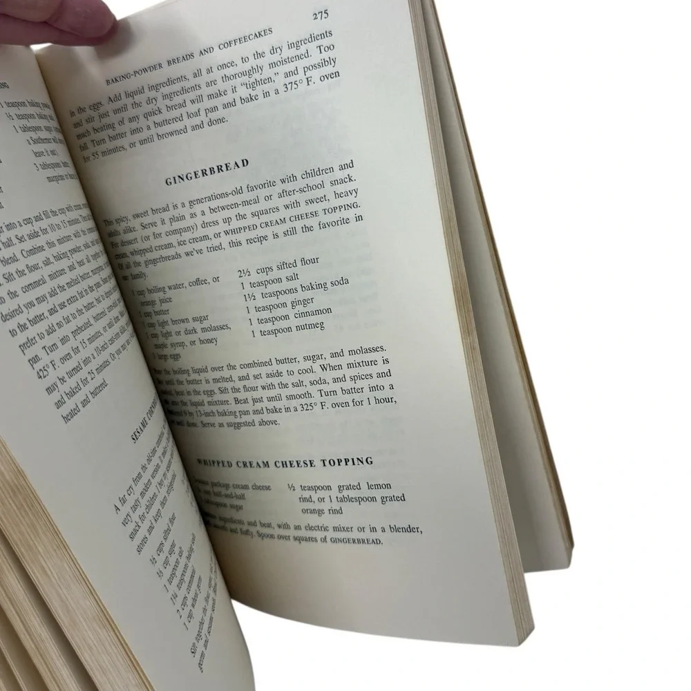 A World of Breads‎ by Dolores Casella Vintage Paperback 1975 Second Printing